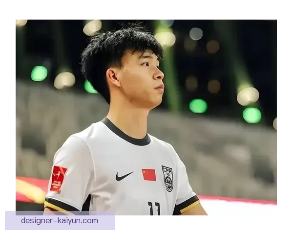 足球新星评论引发关注，年轻球员表现持续提升受到追捧